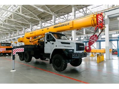 Автокран КС-45717-2М (стрела 24 м)